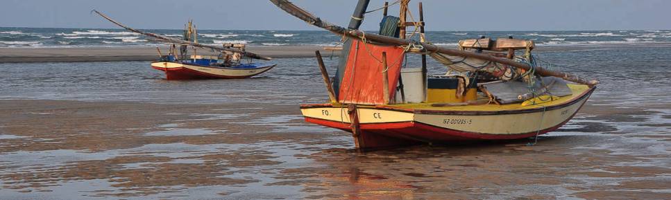 Maré baixa na praia de Pontal do Maceió, em Fortim, litoral do Ceará